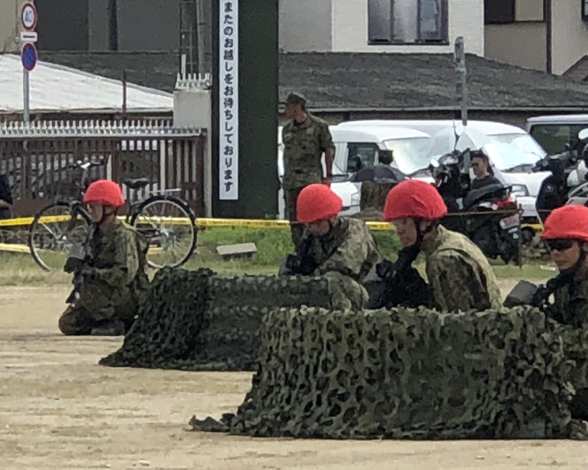 welcome_kimura's tweet photo. 見学中、後ろの席に模擬戦敵役でご出演の隊員さんのご家族が。小さなお子様に「パパ気づくかな☺️?」と優しく語りかけるお母様。と、敵陣地側に無邪気な声で「パパー✨」
、、、ちょっと胸が痛かったです💦
#JGSDF_pr
#3log_senzo
#陸上自衛官
【制圧の様子はこちら👇🏻】
https://t.co/GJIzQeq8jl https://t.co/WwnMseKVrd