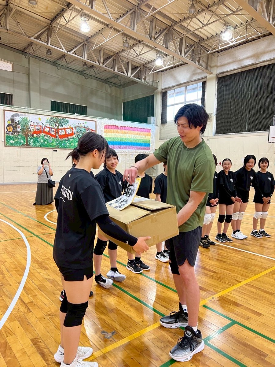JIJIDJSARINA's tweet photo. 今日もみんな楽しそうにバレーしてました😊
子どもたちがTRESのユニフォームを着て試合する姿を見るのが今から楽しみです！！
そしてサプライズで花束まで💐
本当にありがとうございました！！
みんなの笑顔にたくさん元気をもらいました！
#TRES
#バレーボール
#姪っ子 https://t.co/21X9F2KwFn