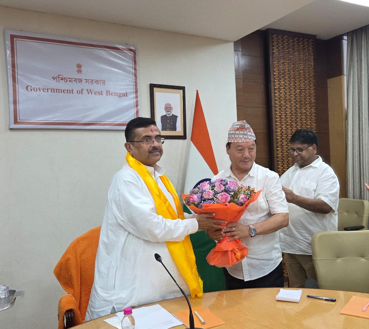 deepthink786's tweet photo. कोलकाता : नवान्न में पहाड़ के विकास को लेकर मुख्यमंत्री @SuvenduWB द्वारा एक हाई लेवल बैठक रखा गया। जिसमें CM के साथ @RajuBistaBJP और GJM के अध्यक्ष बिमल गुरुंग के साथ रोशन गिरी, MLA भरत छेत्री और सोनाम लामा मौजूद रहे।

#Gorkha
#GorkhaMP
#BimalGurung
#BharatChhetri
#SonamLama https://t.co/DtriEJFhMK