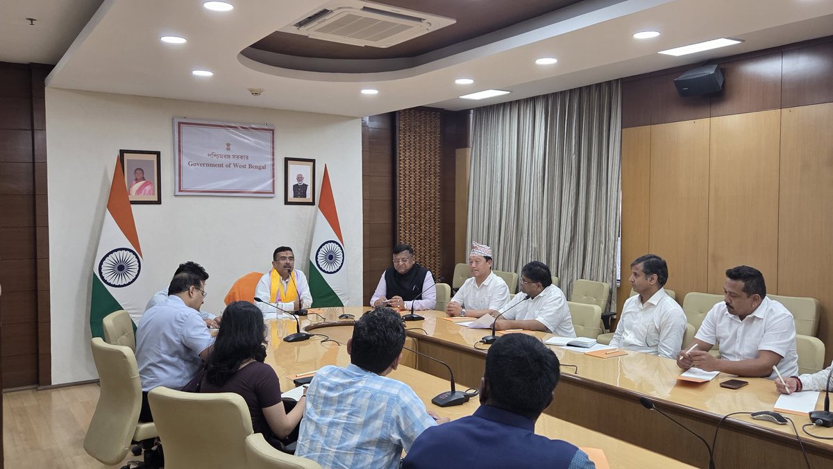 deepthink786's tweet photo. कोलकाता : नवान्न में पहाड़ के विकास को लेकर मुख्यमंत्री @SuvenduWB द्वारा एक हाई लेवल बैठक रखा गया। जिसमें CM के साथ @RajuBistaBJP और GJM के अध्यक्ष बिमल गुरुंग के साथ रोशन गिरी, MLA भरत छेत्री और सोनाम लामा मौजूद रहे।

#Gorkha
#GorkhaMP
#BimalGurung
#BharatChhetri
#SonamLama https://t.co/DtriEJFhMK