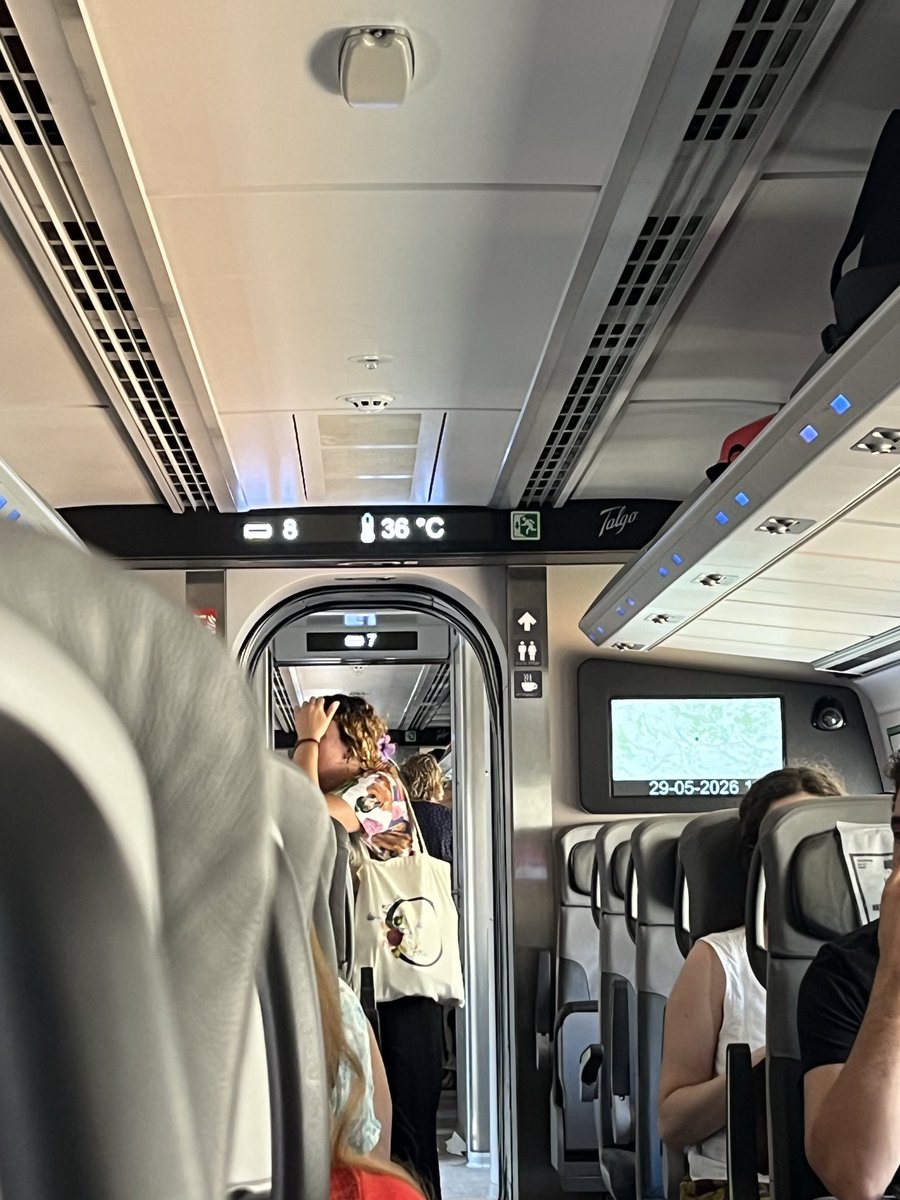 Mirimirip05's tweet photo. @oscar_puente_ @Renfe el tren 05843 estamos parados en mitad de la nada. Con estas temperaturas no aguantaremos mucho más. Si va para largo id pensando alternativas, es insoportable https://t.co/NSwKTNSReH