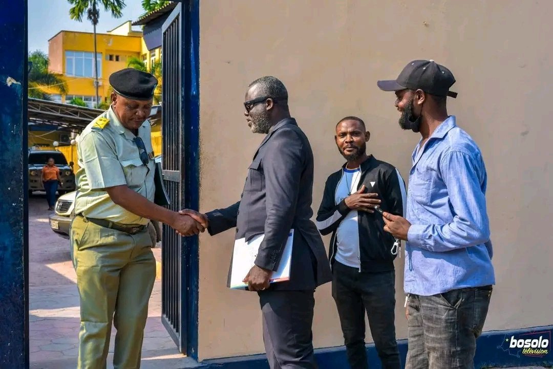 juvenoscar's tweet photo. 🚨Convoqué par la justice, le journaliste Israël #Mutombo s’est présenté ce vendredi à l’auditorat pour répondre à l’invitation des autorités judiciaires.
Pour l’instant, aucune précision officielle n’a été donnée sur les raisons de cette invitation. https://t.co/pTj0cS93uz