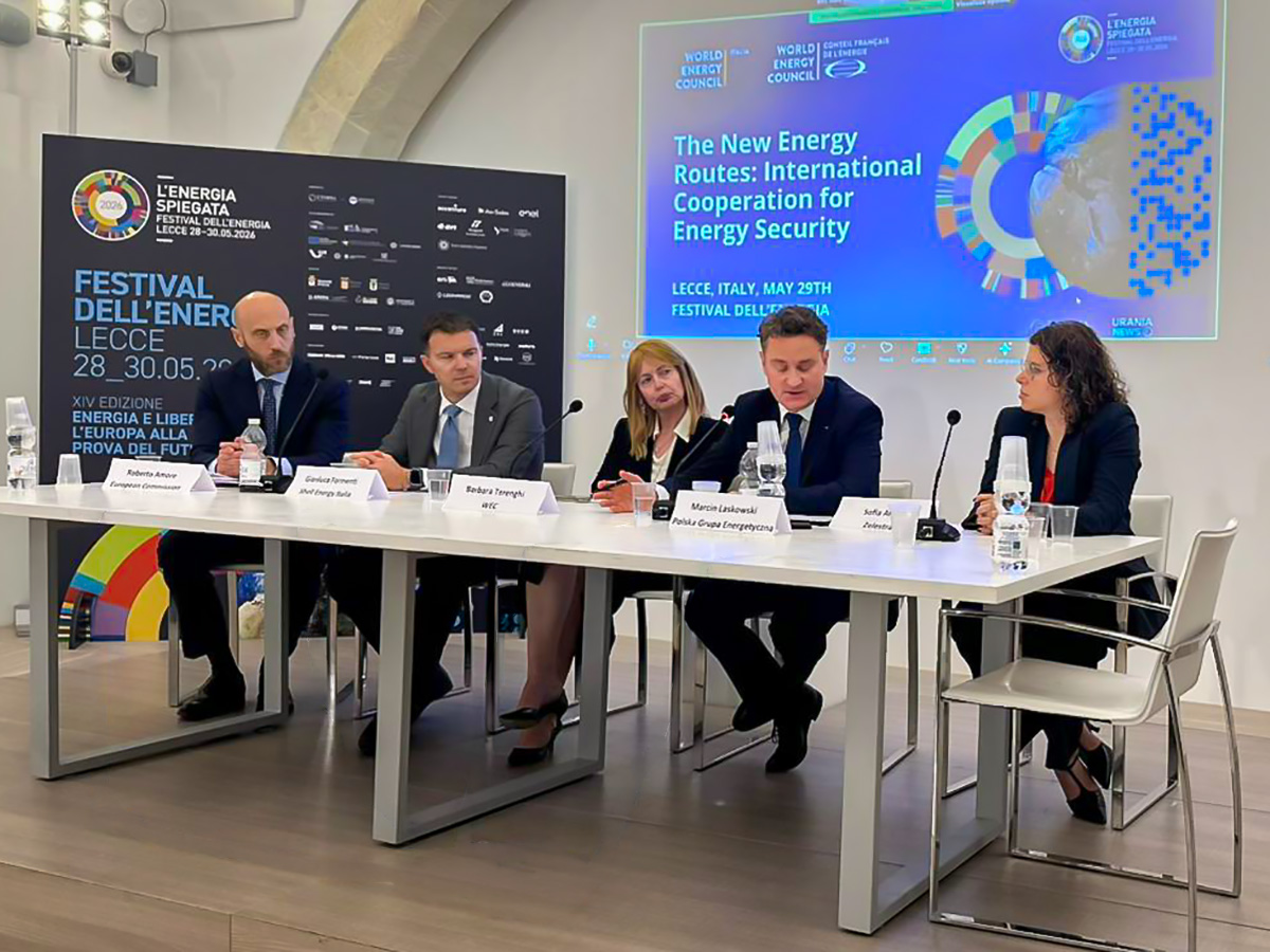Grupa_PGE's tweet photo. Wiceprezes @Laskowski_Mar reprezentuje dzisiaj @WECouncil Poland Festival dell'Energia w Lecce, w ramach którego odbywa się konferencja: „The New Energy Routes: International Cooperation for Energy Security”.

Podczas panelu dyskusyjnego poświęconego konkurencyjności przemysłu i odporności infrastruktury energetycznej, wiceprezes Laskowski przedstawił postulaty PGE dotyczące projektu Aktu o przyspieszeniu przemysłu (Industrial Accelerator Act – IAA) oraz nadchodzącej rewizji systemu EU_ETS.

PGE wskazuje na potrzebę zapewnienia odpowiedniej elastyczności państwom członkowskim w stosowaniu kryteriów pozacenowych (NPC) oraz przewidywalności wymagań prawnych dla inwestorów.

Koszt zakupu uprawnień do emisji CO2 odpowiada za średnio około 11% rachunku za energię dużych przedsiębiorstw przemysłowych w UE. W Polsce ten odsetek osiąga do 50%. Dyskusja o konkurencyjności przemysłu nie może uciekać od tematu rewizji EU ETS i wpływu tego mechanizmu na ceny energii elektrycznej.

@WEC_Italia @CFE_wec