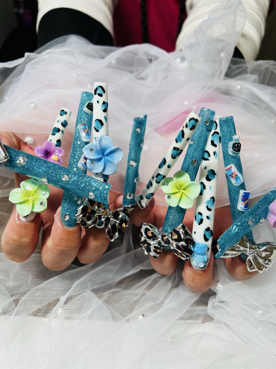 XdkdxsaydC30foo's tweet photo. ハンド変えてきたよ〜💅
今回は夏らしいグリーンとホワイトベースの豹柄ネイル💅にしてもらったよ(๑>◡<๑)
いつもやってもらってるネイリストさん
器用で上手くて、センスあってとても感謝してます。
ありがとうございます🙇‍♀️
モチベ爆上がり(((o(*ﾟ▽ﾟ*)o)))♡ https://t.co/PJxryZ1Mxy