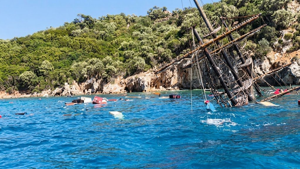 🔴 SON DAKİKA | Marmaris'te tur teknesi battı 📌Muğla'nın Marmaris ilçesi  açıklarında su almaya başlayan bir tur teknesi battı 📌Olayın ardından  bölgeye yönlendirilen Sahil Güvenlik ekipleri, teknedeki 110 yolcuyu  güvenli şekilde tahliye