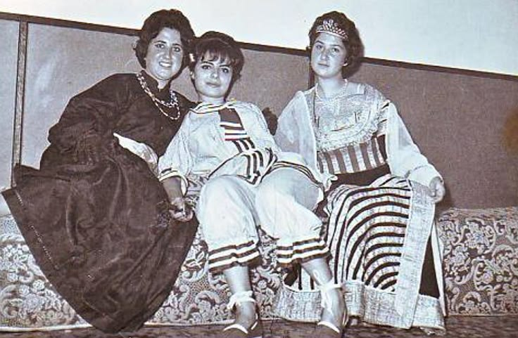 MounaNaceri's tweet photo. Moroccan Jewish women in Moroccan attires: Caftan, Jabador, & Kesswa Kbira, 1940's #Mazagan, #ElJadida #MoroccanCaftan🇲🇦🌟 https://t.co/PzK9Im8RRv