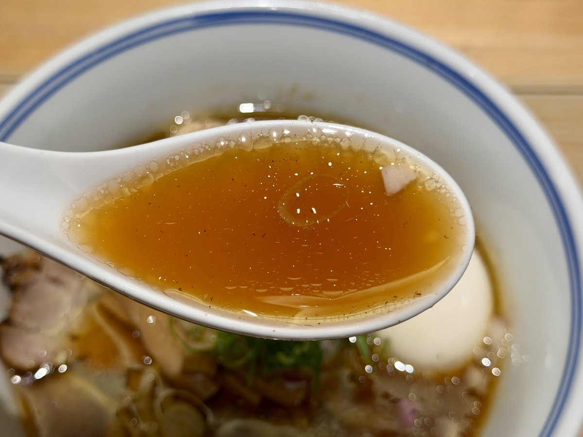 motomasa1217's tweet photo. らぁめん ゑびすや @つくば市春日(茨城)
ゑびすそば 醤油(手揉み)
+奥久慈卵の味玉

初訪ディナーわず🔰
円やかな醤油のコクが拡がる琥珀スープ🍜✨
優しい塩味でゴクゴク飲めるチューンが最幸😍
手揉み麺は小麦の香り豊かでモチモチ✨
味玉は味染み丁度💫

次回はつけ麺を🎶
ご馳走様でしたm(_ _)m https://t.co/CXTmZ2BW6Z