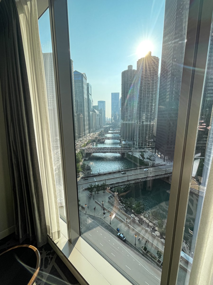 LHChicago's tweet photo. Pack your bags and come experience these views 🙌🏼 https://t.co/9knlZjSmAU https://t.co/LakOfMijZM