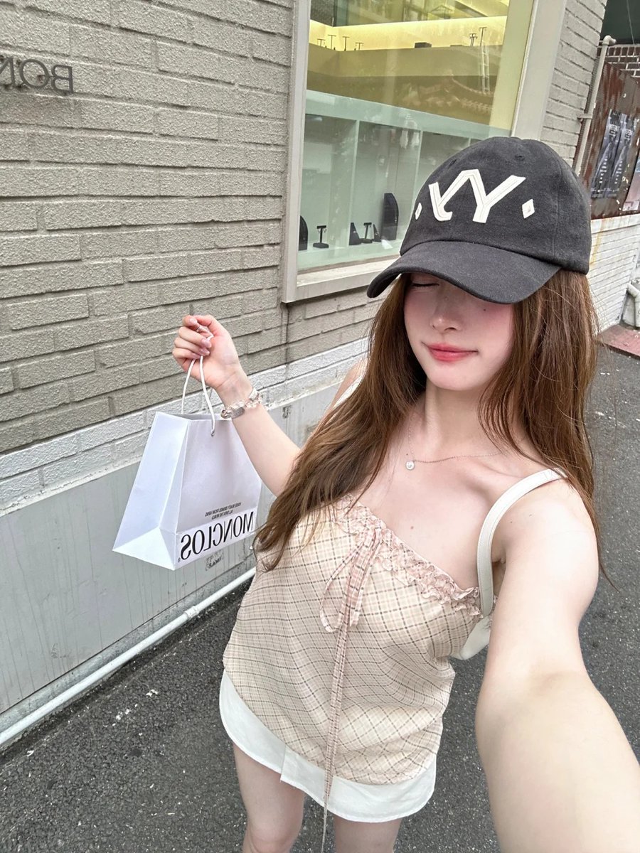 dFnaFxipcNciR4M's tweet photo. 在首尔每天不同的穿搭 https://t.co/q8kmir2UWt