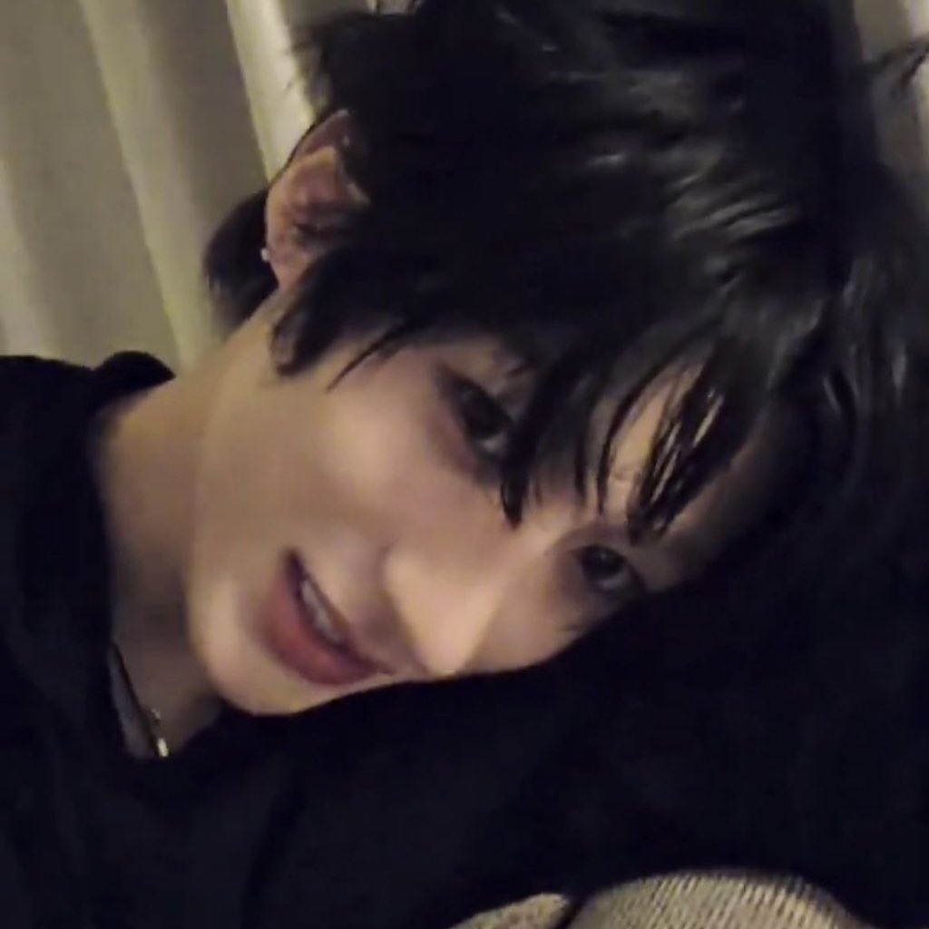 i0vton's tweet photo. he is the emo boyfriend of my dreams i’m sick to my fucking stomach https://t.co/PMR7g4lun4