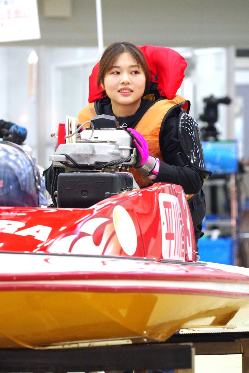 sanspo_boatrace's tweet photo. 【#ボートレース浜名湖 SG 第53回 #ボートレースオールスター】5/29開催4日目

#桐生順平 選手（埼玉）は絶好枠の第10Rを逃げ切り待望のシリーズ初勝利を挙げましたが、3日目までポイントを稼ぎ切れていなかったことが響いて無念の予選敗退。

そんな桐生選手に帰宿前、かけるべき適切な言葉が見つからず、思わずまな弟子の #平川香織 選手（埼玉）が大村ヴィーナスシリーズ（ナイター開催）で優勝戦1号艇を手にしたことについて話を振ると「（レースぶりを）見ていたけど📺（エンジンが）出ていたし、優勝するでしょう」と笑顔で力強くうなずかれていました。

そして、その数時間後…。大村の優勝戦で平川選手が13度目の優勝戦進出にして待望のデビュー初優勝（逆転勝ち）を飾りました🏆ファンの声援はもちろん、このまな弟子の吉報も発奮材料に残り2日間、桐生選手が昨年のグランプリ覇者にして賞金王＆MVPらしい走りを披露してくれるのではないかと期待しています👑