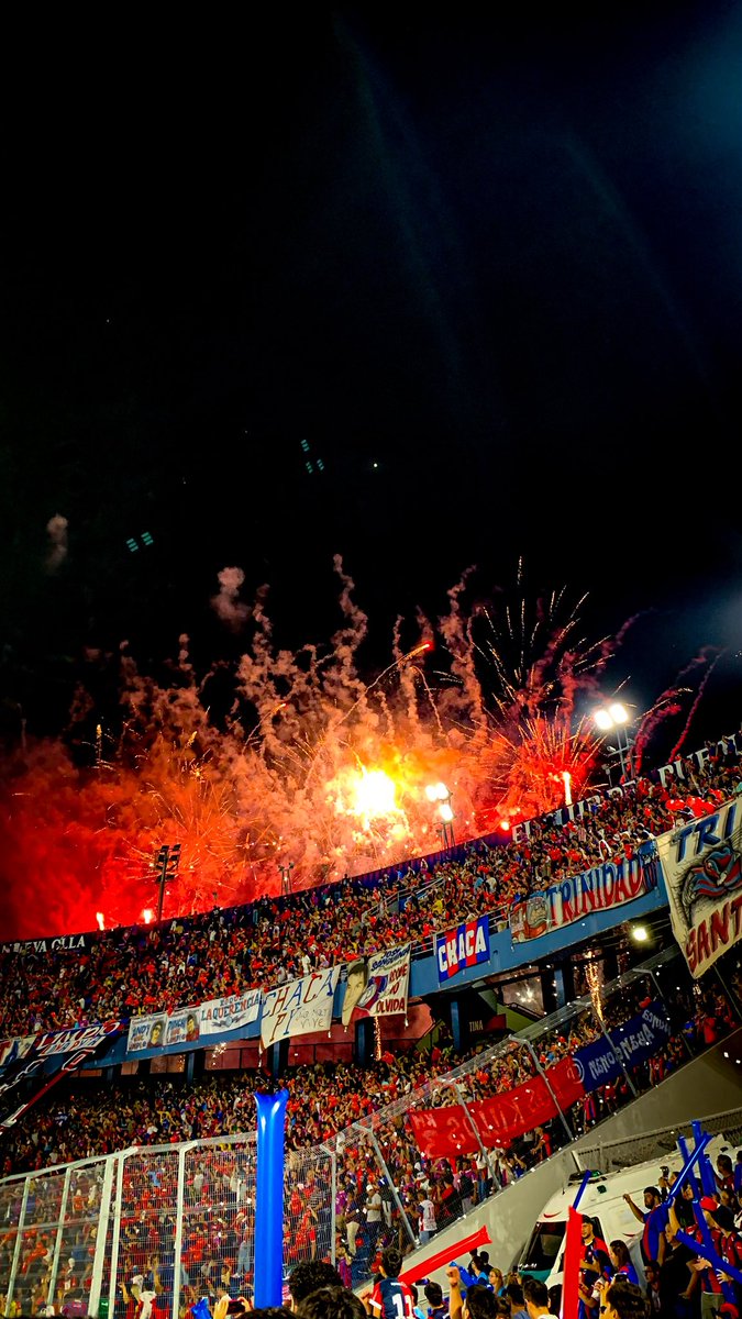 maxi6arcia's tweet photo. Noche de Copa en el Barrio. Cerro y su gente, siempre. https://t.co/agmozvxZBp