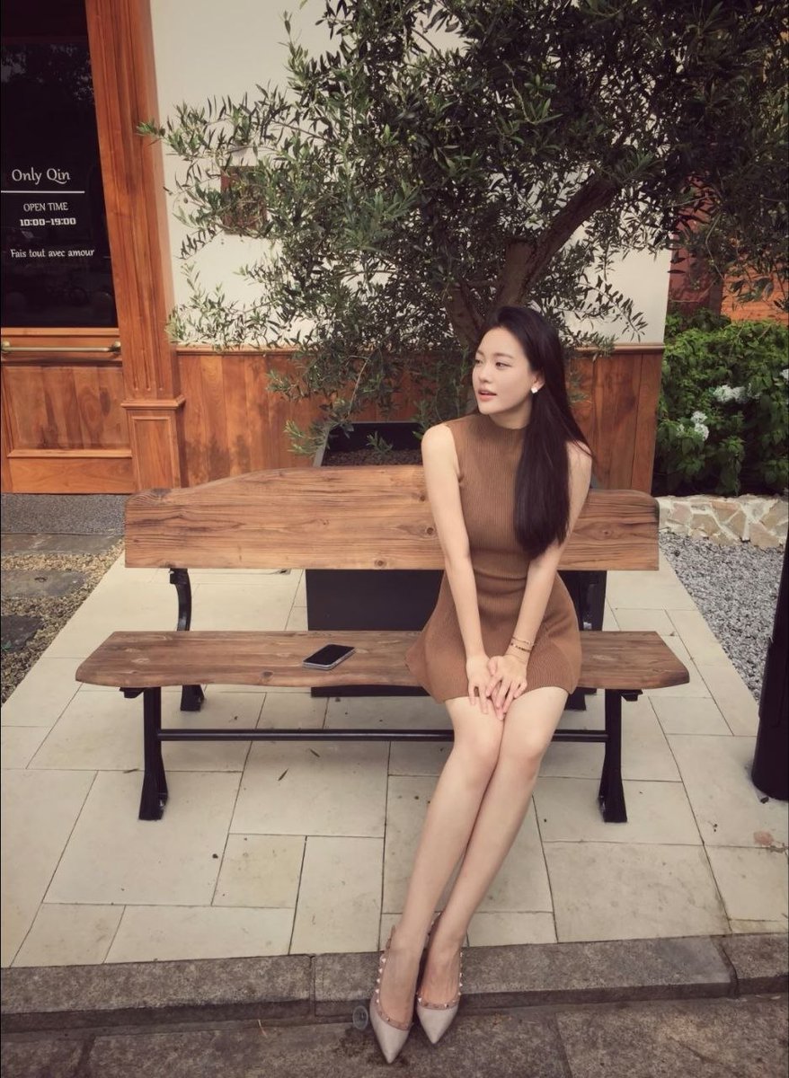 Mi58353877's tweet photo. 每一步都踩在自己的节奏上。
女人真正的优雅，是连阳光都要跟着低头。 https://t.co/2n9BSMQjWf