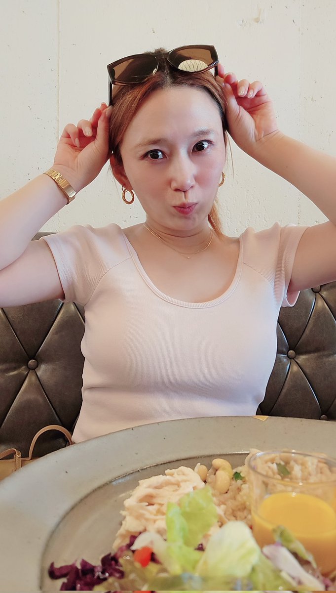 KAko0627's tweet photo. キヌアを初めて食べた🤭🍴

ダイエット、美容、腸内環境の改善にいい🤟
スーパーフード💪

蜂蜜の試食させてもらって、シナモン、ブラックペッパーもかけて味見😋🍯
体にも美容にもいいから気になる🤔
お父さんも癌の時にマヌカハニーなめてたな💬

お母さんと手をつないで行きました🤝♡ https://t.co/0xR2OorqEY