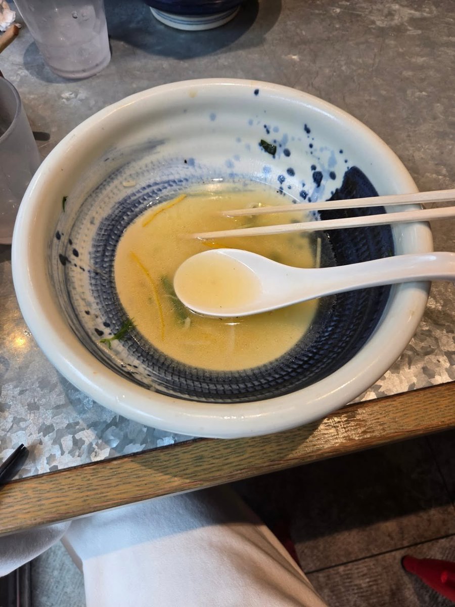 ss___o0o's tweet photo. ラーメンにガン飛ばしつつしっかり完食してるヨンジュンさんほんまに愛おしいから今すぐヨンジュンさんの元に日本中のラーメンを集結させること、可能❓ https://t.co/w3XPEarLzh