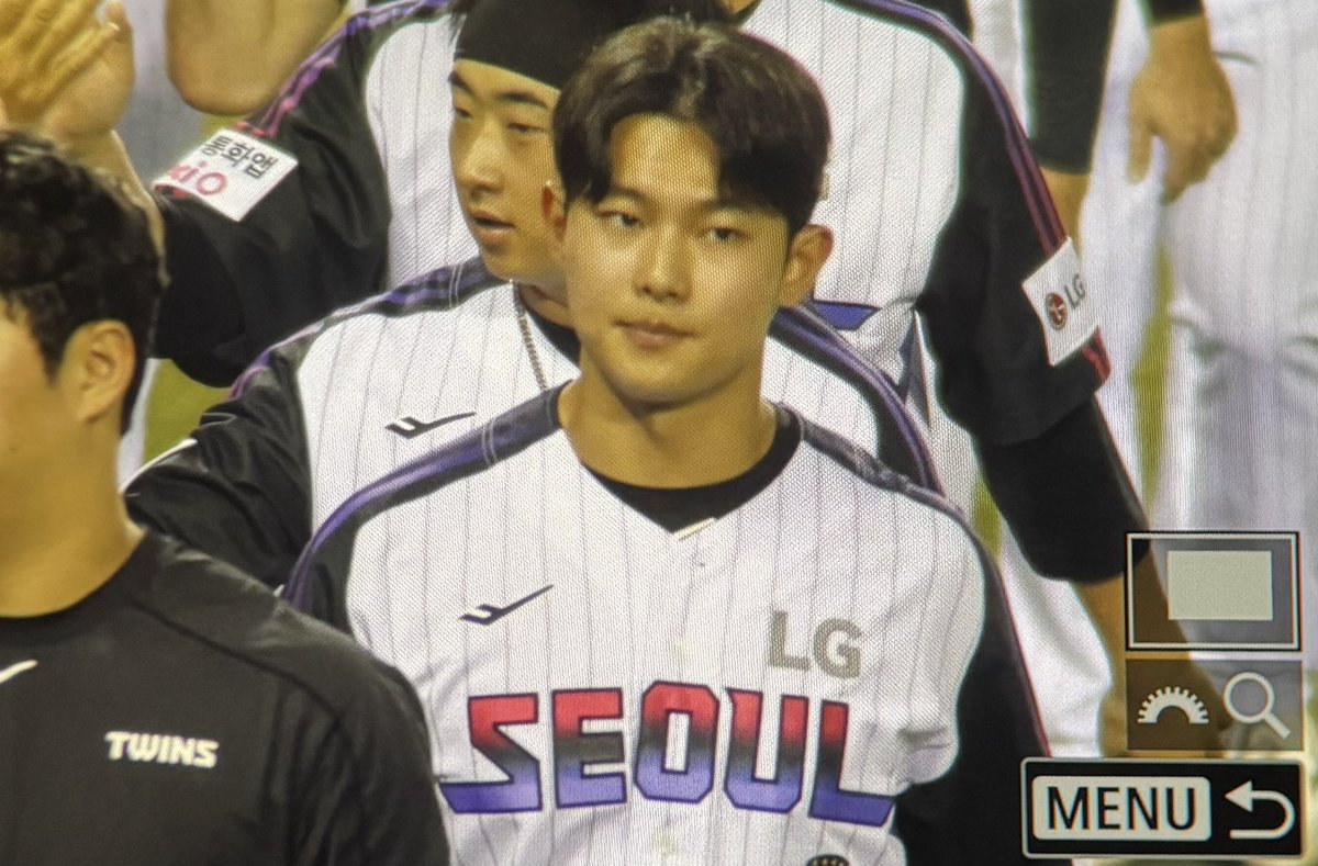 6et7it_'s tweet photo. 260529 이기고 강훈님이랑 퇴근🎶 내일도 힘냅시다👊 ˃̵ᴗ˂̵ 
#엘지트윈스 #김영우 https://t.co/CaTzoEHmUE