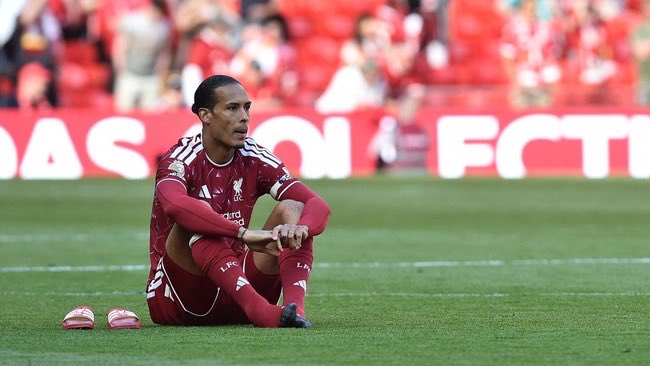 AnfieldEdition's tweet photo. 🥇| @LewisSteele_: Virgil Van Dijk "is understandably upset" at the situation of players continually leaving Liverpool and it might explain why he sat on the Anfield turf, alone, for 15 minutes on Sunday staring into the middle distance with a tearful eye. https://t.co/WCRbGTyzDf