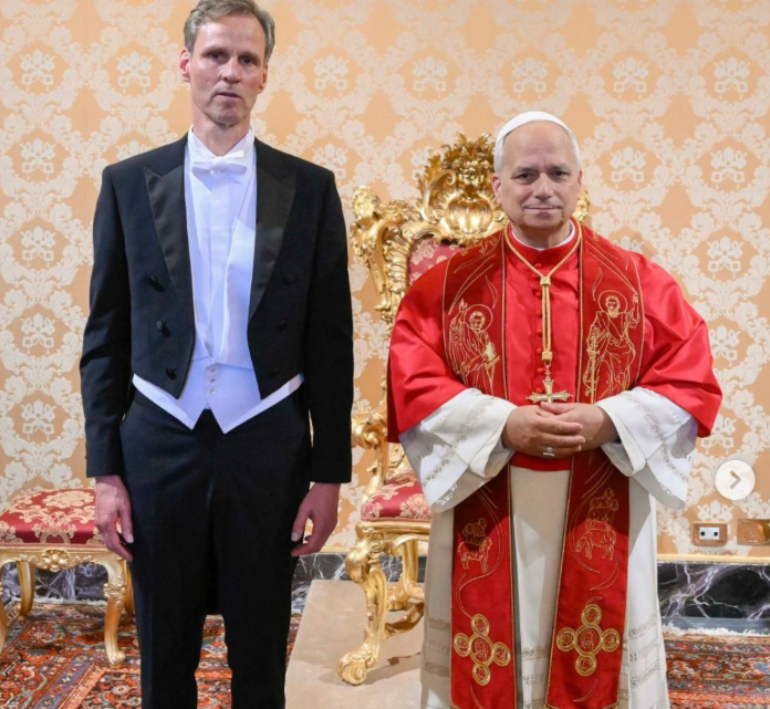 TrombineCh's tweet photo. Le nouvel ambassadeur des Pays-Bas près le Saint-Siège présente ses lettres de créance au pape #LéonXIV. Vous avez dit... pays bas ? https://t.co/kvAo2bDNtz
