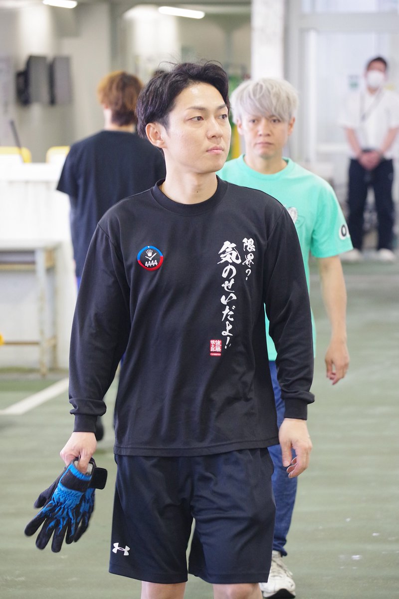 sanspo_boatrace's tweet photo. 【#ボートレース浜名湖 SG 第53回 #ボートレースオールスター】5/29開催4日目

#桐生順平 選手（埼玉）は絶好枠の第10Rを逃げ切り待望のシリーズ初勝利を挙げましたが、3日目までポイントを稼ぎ切れていなかったことが響いて無念の予選敗退。

そんな桐生選手に帰宿前、かけるべき適切な言葉が見つからず、思わずまな弟子の #平川香織 選手（埼玉）が大村ヴィーナスシリーズ（ナイター開催）で優勝戦1号艇を手にしたことについて話を振ると「（レースぶりを）見ていたけど📺（エンジンが）出ていたし、優勝するでしょう」と笑顔で力強くうなずかれていました。

そして、その数時間後…。大村の優勝戦で平川選手が13度目の優勝戦進出にして待望のデビュー初優勝（逆転勝ち）を飾りました🏆ファンの声援はもちろん、このまな弟子の吉報も発奮材料に残り2日間、桐生選手が昨年のグランプリ覇者にして賞金王＆MVPらしい走りを披露してくれるのではないかと期待しています👑