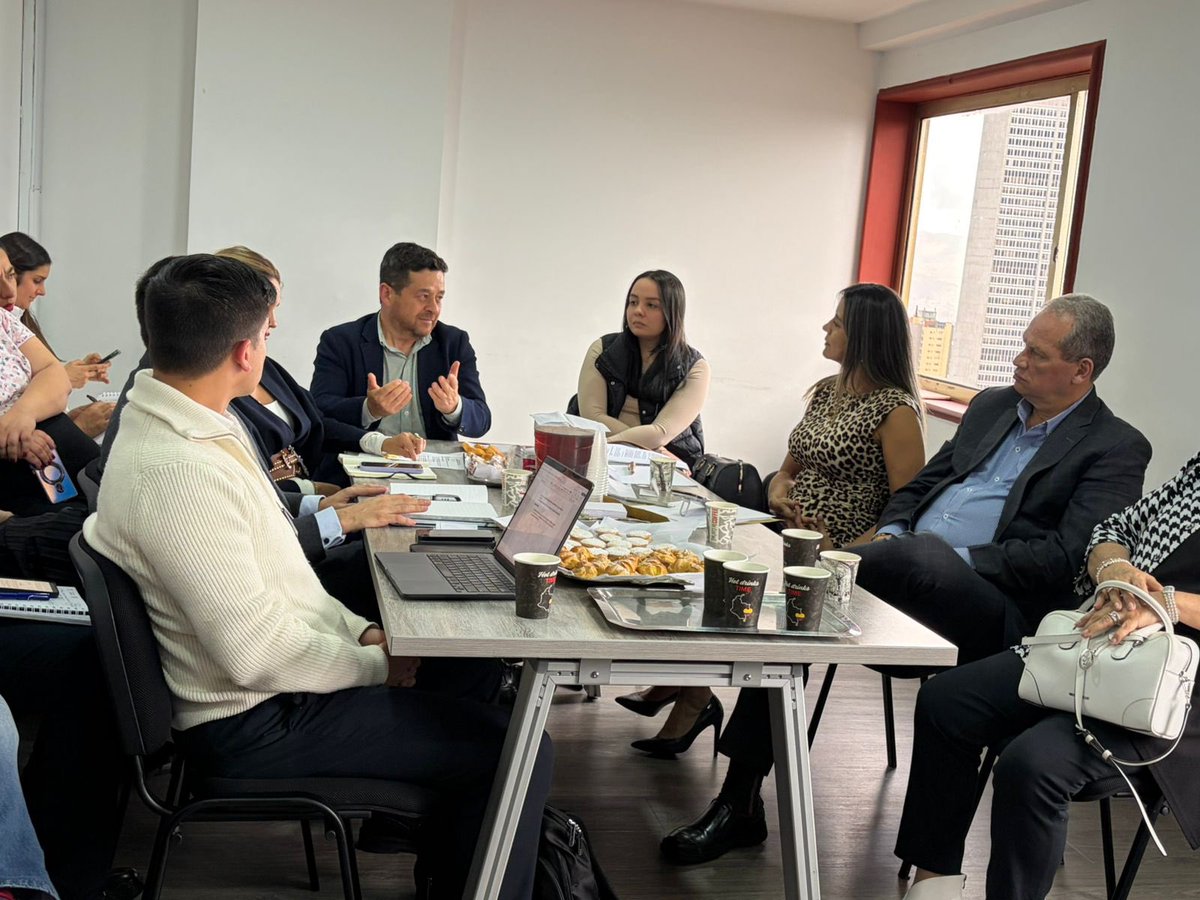 Supernotariado's tweet photo. #SNRContigo | Desde la Superintendencia de Notariado y Registro seguimos liderando espacios de articulación interinstitucional para fortalecer la gestión pública y la seguridad jurídica del país. 🤝
Junto a Juan Felipe Cárdenas Restrepo, director especializado de Extinción del Derecho de Dominio de @FiscaliaCol, representantes de la @activosSAE y el Colegio Registral, avanzamos en la coordinación de acciones orientadas al fortalecimiento de los procesos de extinción de dominio y la gestión eficiente de bienes en Colombia. 🇨🇴