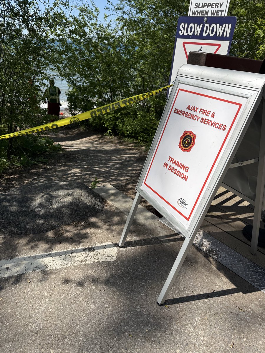 DRPS's tweet photo. TRAINING SCENARIO | AJAX WATERFRONT

The DRPS Marine Unit is participating in a water rescue training scenario this morning at Rotary Park in Ajax. They will be training with  Ajax Fire, Para Coast Guard and the DND Joint Rescue Coordination Centre. https://t.co/5aPiTAJPEn