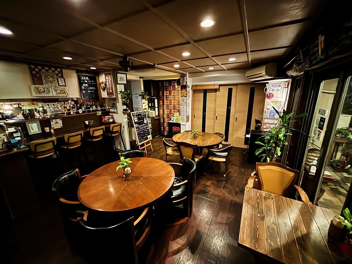 Varanezu_ya's tweet photo. 夜カフェMayoiという小さな店をやっています。

最近、
「木音（もくおと）」という、
木曜夜の小さな音楽の場を作ろうとしています。

音楽から少し離れた人が、
また気軽に戻ってこられる場所。

聴くだけでも歓迎です◎

まだ準備中ですが、
少しずつ育てています。

https://t.co/R1osVTz3If https://t.co/uFsNNBOPOG