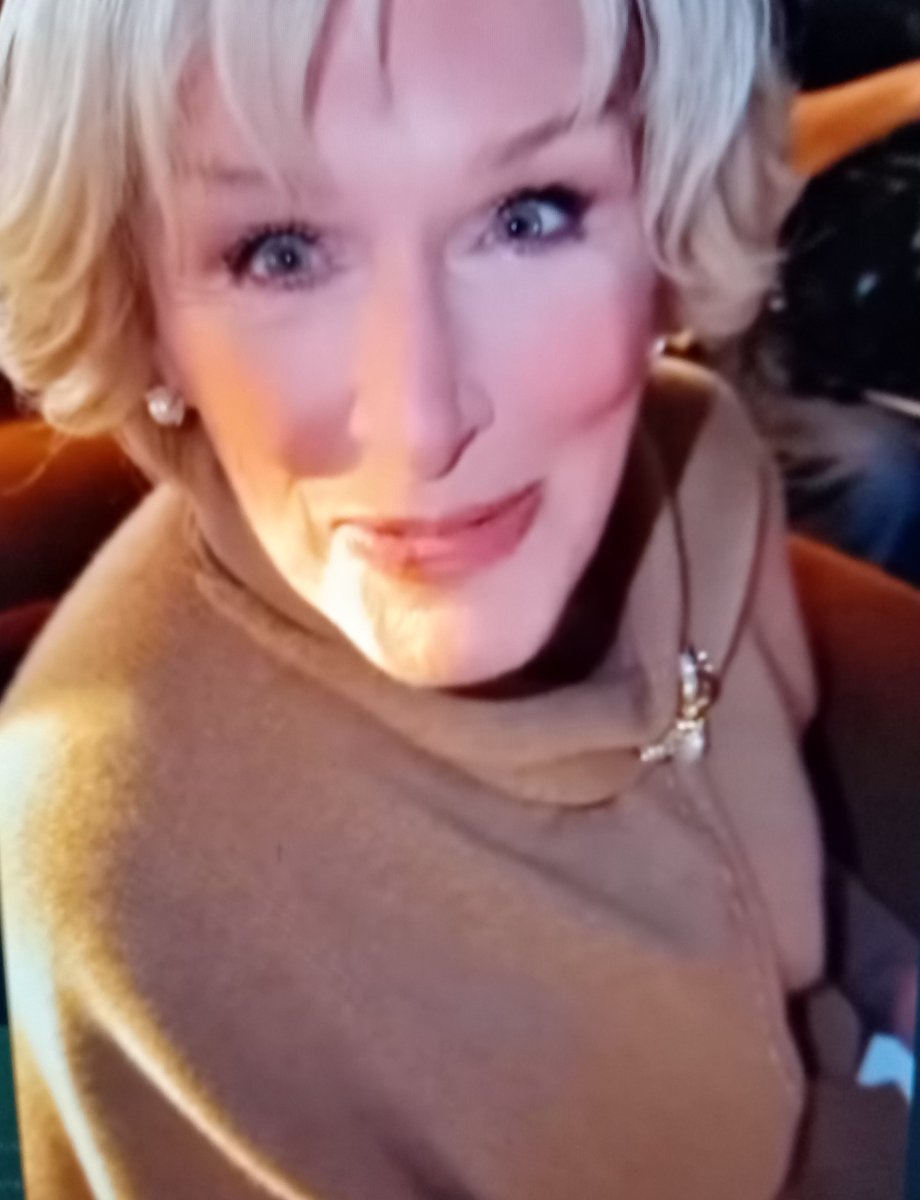 GaricsKatalin's tweet photo. NEW!
Sarah Paulson, Kim Kardashian, Niecy Nash-Betts, Glenn Close, and Naomi Watts gave a “Happy Graduation” greeting to a film producer’s daughter while on the set of ‘All’s Fair’ Season 2.-VIDEO
https://t.co/HqxnEgE746 https://t.co/omKObnOBj4