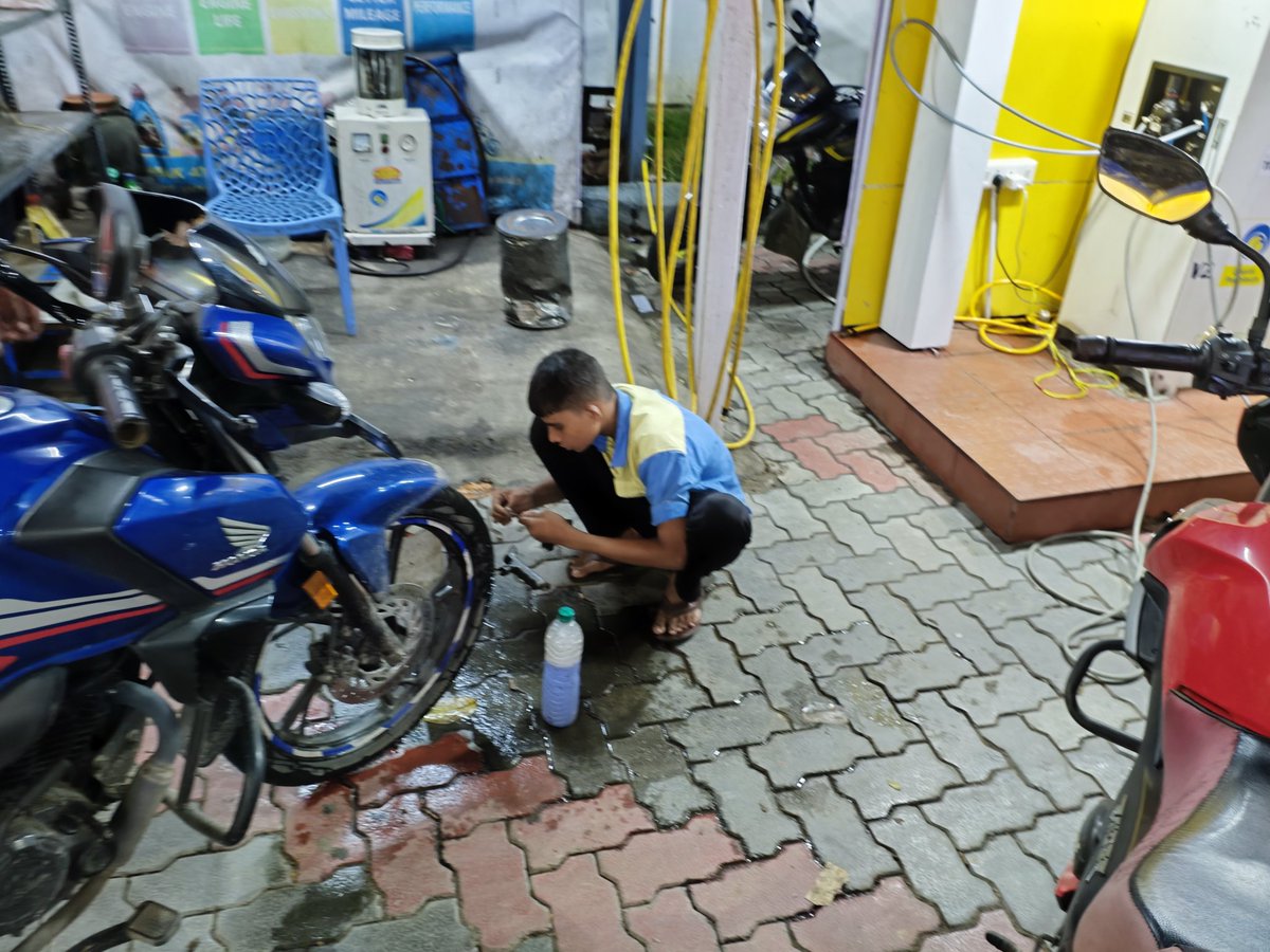 iamsouvik08's tweet photo. Pathetic service at BPCL Belghoria Rathtala pump. The air service staff was busy repairing tyres instead of doing  actual duty. Even after repeatedly asking for air in my tyre kept ignoring me &amp; said he would finish that work first. Completely irresponsible behaviour
@BPCLimited https://t.co/Rsv72ZsNqI