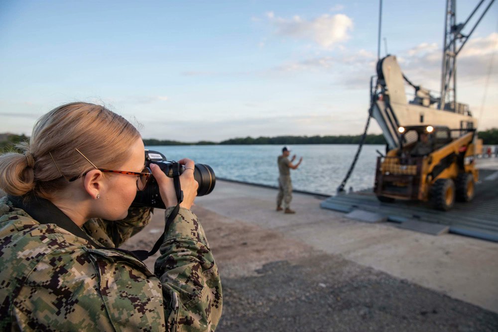Charliesway4eve's tweet photo. 🚨 GUANTÁNAMO BAY SE MANTIENE EN ENTRENAMIENTO OPERACIONAL.

Durante el mes de mayo, se ha documentado actividad militar sostenida en la Base Naval de EE.UU. en Guantánamo, Cuba.

Helicópteros CH-47 Chinook dando apoyo aéreo.
Marines participando en ejercicios CASEVAC.
Evacuación táctica de bajas.
Operaciones con equipo pesado.
Ingenieros de combate reforzando preparación de misión.
Oficialmente, son ejercicios simulados, preparándose para escenarios de crisis, evacuación y respuesta táctica.
https://t.co/mCwyb6R60X