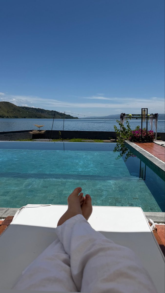 teandbiscuiit's tweet photo. warm summer breeze 🌊🌺☀️🥥 https://t.co/xc5nNNfG5H