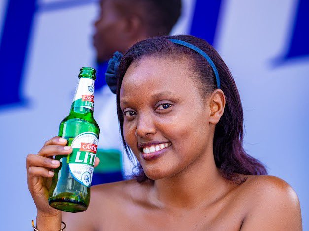 Kobs_Fifi's tweet photo. Sipping into the Weekend with #UgandasBestTastingLite 

#TryItAhhh https://t.co/WZh6DmiQ37