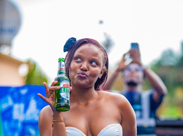 Kobs_Fifi's tweet photo. Sipping into the Weekend with #UgandasBestTastingLite 

#TryItAhhh https://t.co/WZh6DmiQ37