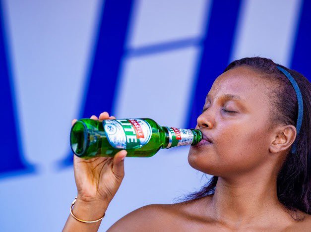 Kobs_Fifi's tweet photo. Sipping into the Weekend with #UgandasBestTastingLite 

#TryItAhhh https://t.co/WZh6DmiQ37