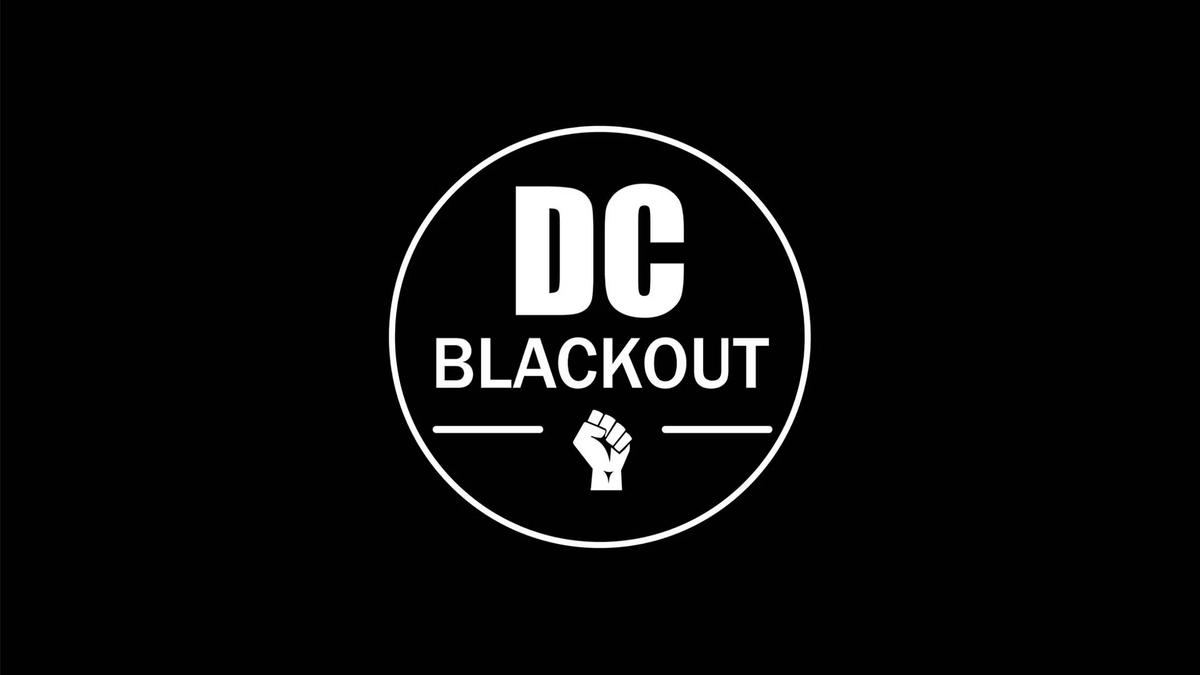 TheComicAwakens's tweet photo. Tras que los medios más grandes compartieran la nota sobre el boicot a DC por no tener una serie regular escrita por un escritor de color, y protagoniza por un personaje de color, Scott Snyder aseguró a los fans que, efectivamente, si había planes de publicar cómics de personajes afroamericanos, solo que aun no se han anunciado ya que la política de Next Level es ir sumando series poco a poco.

Esto fue lo que compartió Snyder:
"Hola, solo para aclarar, no estaba confirmando que no haya más creadores o personajes negros en Next Level. La lista completa no se ha anunciado.  Todavía estamos trabajando en propuestas, con algunos creadores con los que esperamos trabajar, todo eso. Así que todavía está en desarrollo… Sí, hay más libros que simplemente no estaban listos todavía. No puedo decir que nada esté decidido todavía, ya que no están completamente terminados (por eso no se han anunciado), así que no puedo decir que haya libros protagonizados por personajes negros confirmados, pero puedo decirte que estamos trabajando en ello."

Los movimientos DCSoWhite y DCBlackout cobraron fuerza tras que los medios grandes comenzaran a compartir la nota el día de ayer, pero mientras poco mas de mil personas han firmado la petición oficial, cientos de miles son lo que han decidido atacar, amenazar y acosar tanto a DC como a los escritores y dibujantes, demostrando que esto es, como siembre, una campaña mal organizada y mal enfocada donde la mayoría son personas que solo buscan "expresar su opinión" en lugar de hacer las cosas de la manera correcta.
#DCComics