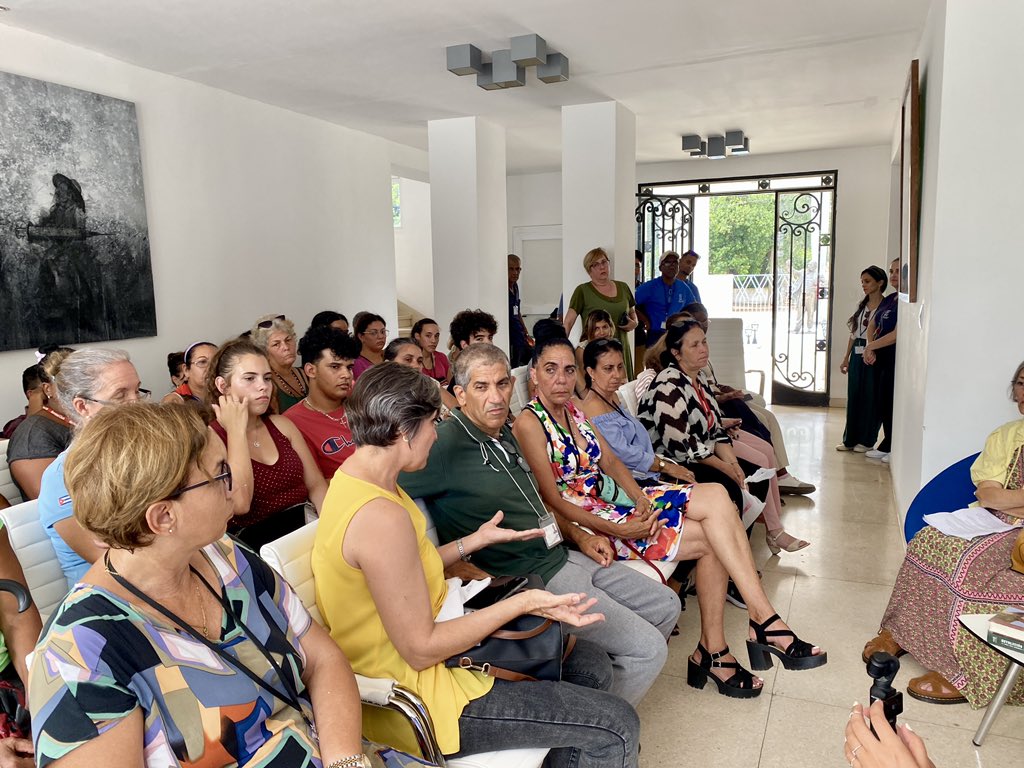 FinlayInstituto's tweet photo. Trabajadores, jóvenes y directivos de la Institución participaron en el encuentro, mostrando interés por una obra que contribuye a preservar para las presentes y futuras generaciones la esencia del pensamiento Revolucionario de Raúl Castro Ruz.

#RaúlEsRaúl https://t.co/dr4FcfudIk