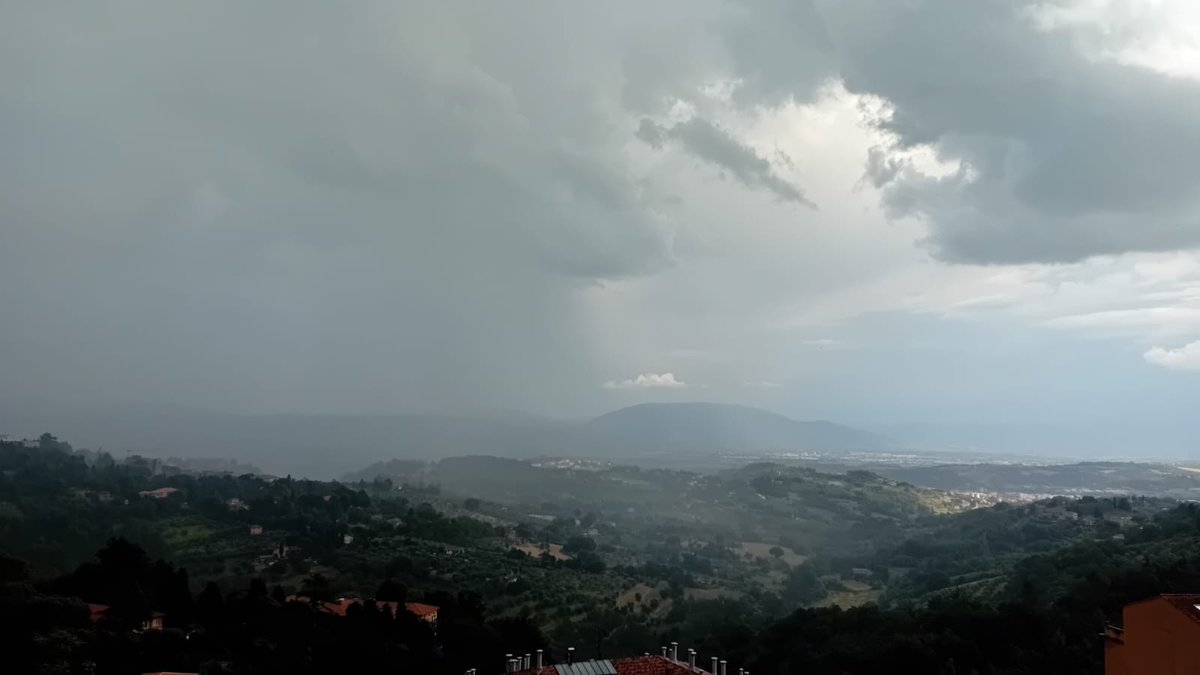 PerugiaViVa's tweet photo. #meteo #umbria
Temporali sparsi pomeridiani anche con fulmini e rovesci locali.
Photo: Rita Paltracca © https://t.co/pFIMQkrTJq