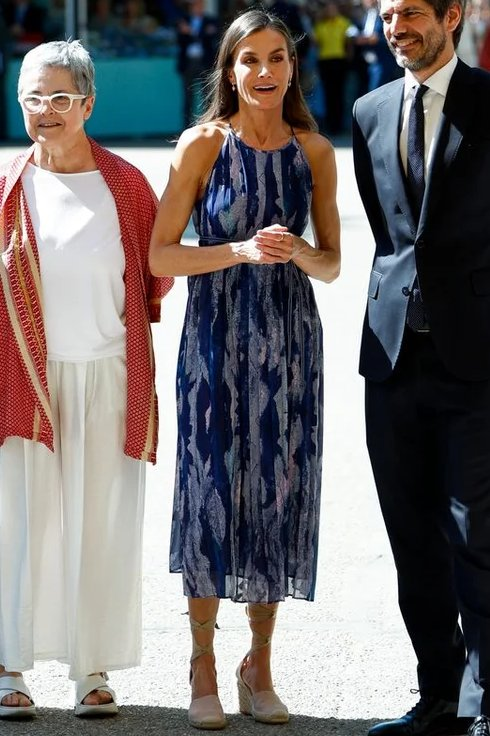 LetiziaLook's tweet photo. Inauguración de la 85ª edición de la Feria del Libro de Madrid.Letizia lrepite vestido estampando azul
@AD_Oficial .Pendientes oro "Vents" @isabelguarch
estrena alpargatas beiges  @sarahworld Anillo oro
@Coreterno .Fotos @Gtres .Madrid 29/05/26. https://t.co/FHm4scW4AA