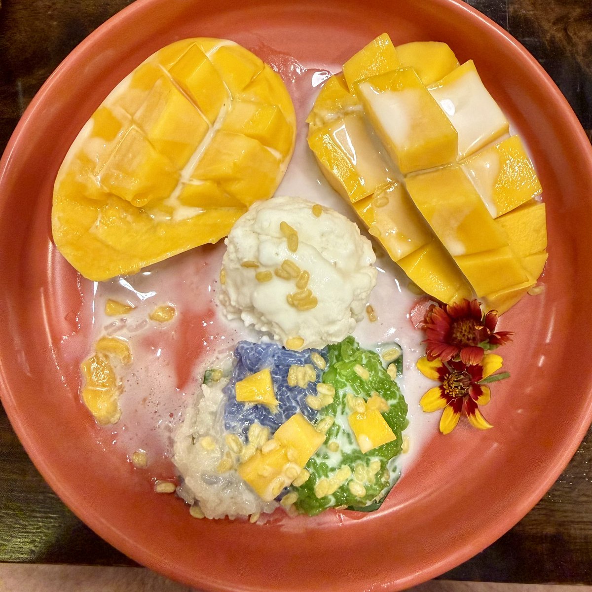 ChrisMannolini's tweet photo. A farewell mango sticky rice, from Doi Soi 12 cafe off Sukhumvit Road in #Bangkok. I’m going to miss these … until next time. 
#Thailand #travel #mangostickyrice https://t.co/jpvIMXRycF