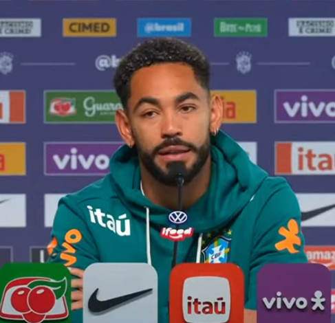 Futebol_Linhas's tweet photo. A imprensa queria polêmica!

Neymar estava de volta à seleção depois de quase três anos fora. 

E a pergunta era certa que ia rolar— ele pediu a camisa 10 de volta? 

Teve conversa no grupo? Teve disputa?

Matheus Cunha não deu o que queriam.

"Assunto de número é muito irrelevante para onde nós chegamos."

Ele não desviou da pergunta por protocolo. Explicou o porquê.

"É muito gratificante poder vestir essa camisa e realizar o nosso maior sonho. Pouco importa o número que você tá usando."

E falou do momento do Neymar de uma forma que esvaziou qualquer narrativa de conflito antes dela existir:

"A gente viu a reação dele por voltar. Alguém tão grande, com tantas convocações, demonstrando todo esse orgulho de estar de volta."

Encerrou sem deixar brecha:

"As questões de número ficam completamente fora do nosso alcance. O número que tiver lá na camisa a gente vai vestir com maior orgulho possível."

A repórter foi atrás de polêmica.

Encontrou grupo.