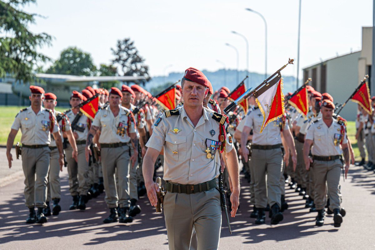 1erRCP's tweet photo. 🦅 PAS MOYEN. MOYEN QUAND MÊME.
Le 28 mai 2026, les Rouges ont tourné une page : après 2 ans à la tête de la 2e compagnie, le CNE Aubert a transmis le fanion au CNE Thoma. Merci au CNE Aubert pour son engagement. Pleine confiance au CNE Thoma pour ce nouveau commandement. https://t.co/4lwORjf6rT