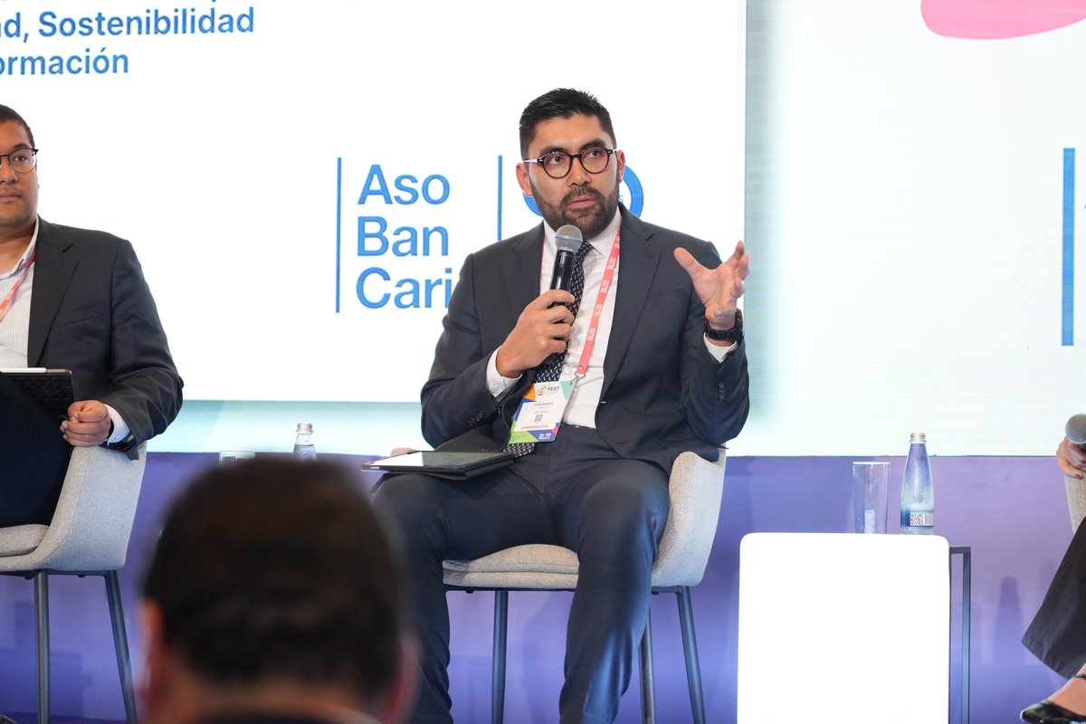 Asobancaria's tweet photo. 🌱 En el 8° FEST, Duver Mauricio Sánchez, gerente nacional de estrategia y sostenibilidad del @BancoAgrario, planteó que la inclusión también exige transformar la demanda.

Acompañar proyectos productivos de mujeres rurales es clave para generar ingresos y desarrollo. https://t.co/qofH9jMEHI