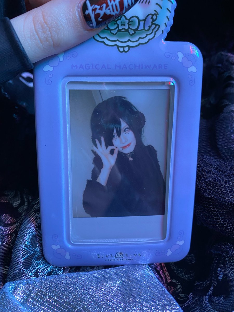 violets_exe's tweet photo. Minagi cheki at work so I can pretend i’m at Dokomi seeing Zera rn LMAO. i’m so so excited to hear all about everyone’s experiences seeing/ meeting them!!! 🥹❤️ tysm as always @z0uzz00 for the cheki pickup!! https://t.co/6hOHWp3T6Z