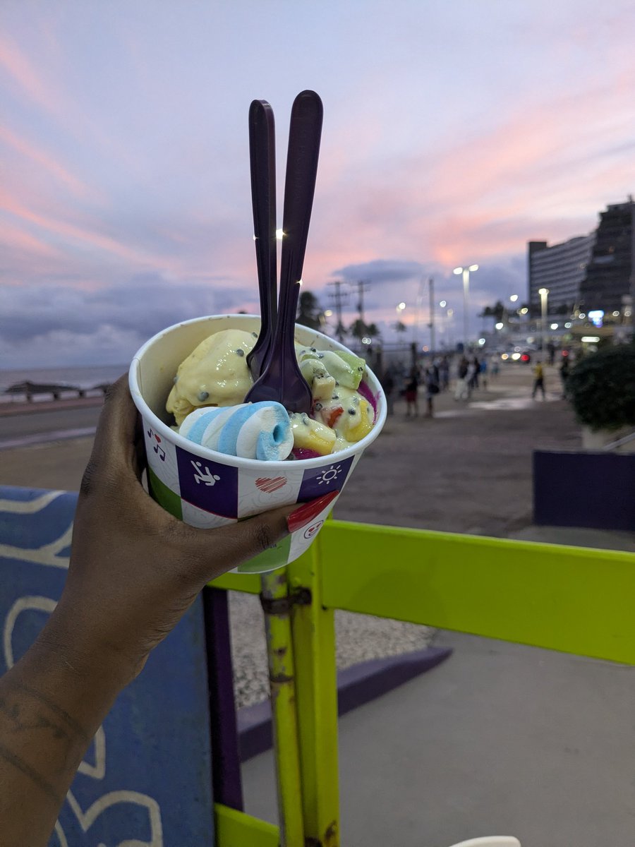 Siminfox1's tweet photo. Zoo and açaí date night🌹 https://t.co/PyE5lEnoSn