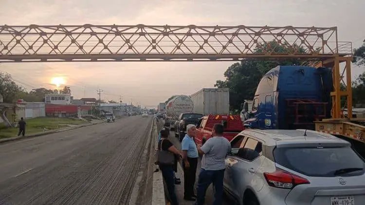 audelinomacario's tweet photo. Por la falta de un transformador que cuesta 70 mil pesos, habitantes de #Macuspana paralizaron ayer durante tres horas la circulación de #Tabasco a la Península de Yucatán.

El problema es que @CFEmx ya entendió que en una entidad como ésta todo se resuelve con propaganda, con fotos, con discursos...así gobierna #Morena.
Pero la realidad es que esa empresa paraestatal no tiene y no ha solicitado presupuesto para mejorar la infraestructura y la red de distribución  en el estado.
Déjeme darle este dato oficial:
Entre enero de 2025 y abril de 2026, en #Veracruz se colocaron 13,883 nuevos pararrayos.
¿Cuántos se colocaron en #Tabasco? 1,335.
Y en el caso de los transformadores, en el mismo periodo, en #Tamaulipas se cambiaron 167.
En #Veracruz fueron 294.
¿Y en el estado de donde es originaria la secretaria de Energia @LuzElena_GE? Veintisiete, apenas 27.
De nada sirve que la hija del famoso y muy estimado doctor Gonzalo Gonzalez Calzada sea la jefa del sector si desde 2024 se proyectó construir 10 subestaciones para disminuir el problema de los "bajones" en el suministro, y ya estamos en 2026 y sólo se ha construido una.
Los gobiernos morenistas, para los que van a preguntar, ya declararon pagada la deuda de los que estaban en "resistencia civil" y dejaron de pagar recibos durante muchos años, convocados por @lopezobrador_.
Así que ese no debe ser pretexto de la Comisión para no invertir en la entidad.
El gobernador Javier May presume que hay brigadas 24/7 atendiendo los constantes "apagones" en el estado, y la prensa factura millones por publicar las imágenes de las camionetas llegando a las comunidades, pero en los hechos, eso es para crear percepción de eficiencia. 
El problema real, ese no se atiende sino hasta que estalla.