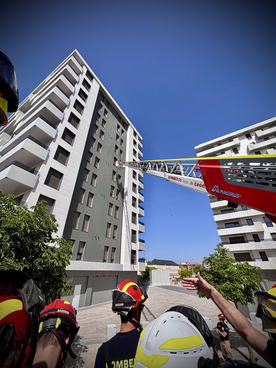 leonbomberos's tweet photo. Finaliza el curso de intervención con AEA realizando prácticas de aproximación en el exterior #bomberosleon #leonesp #bomberos #suhiltzaileak #bombers #bombeiros #firefighter #firemen #Feuerwehrleute #pompiers https://t.co/fBeDagF0CW