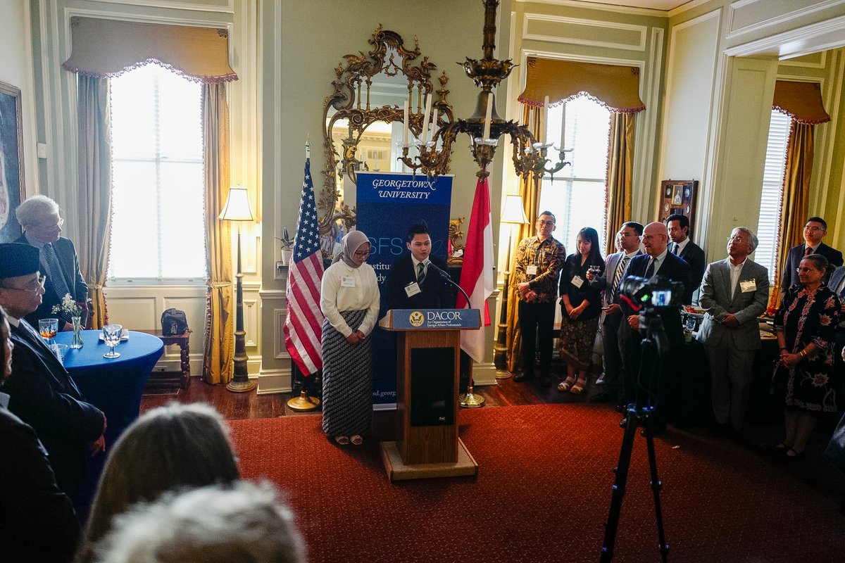 georgetownsfs's tweet photo. Check out how some of our programs celebrated commencement 🎓✨

MA in European Studies (@EuropaSaxa), @giwps certificate graduates, Master in Diplomacy and International Affairs, and MA in Migration and Refugees (@GUMigration).

Cheers to #Hoyas2026! 🎉

📸 Slide 1: Paul Sherman https://t.co/1anqXQyj3W