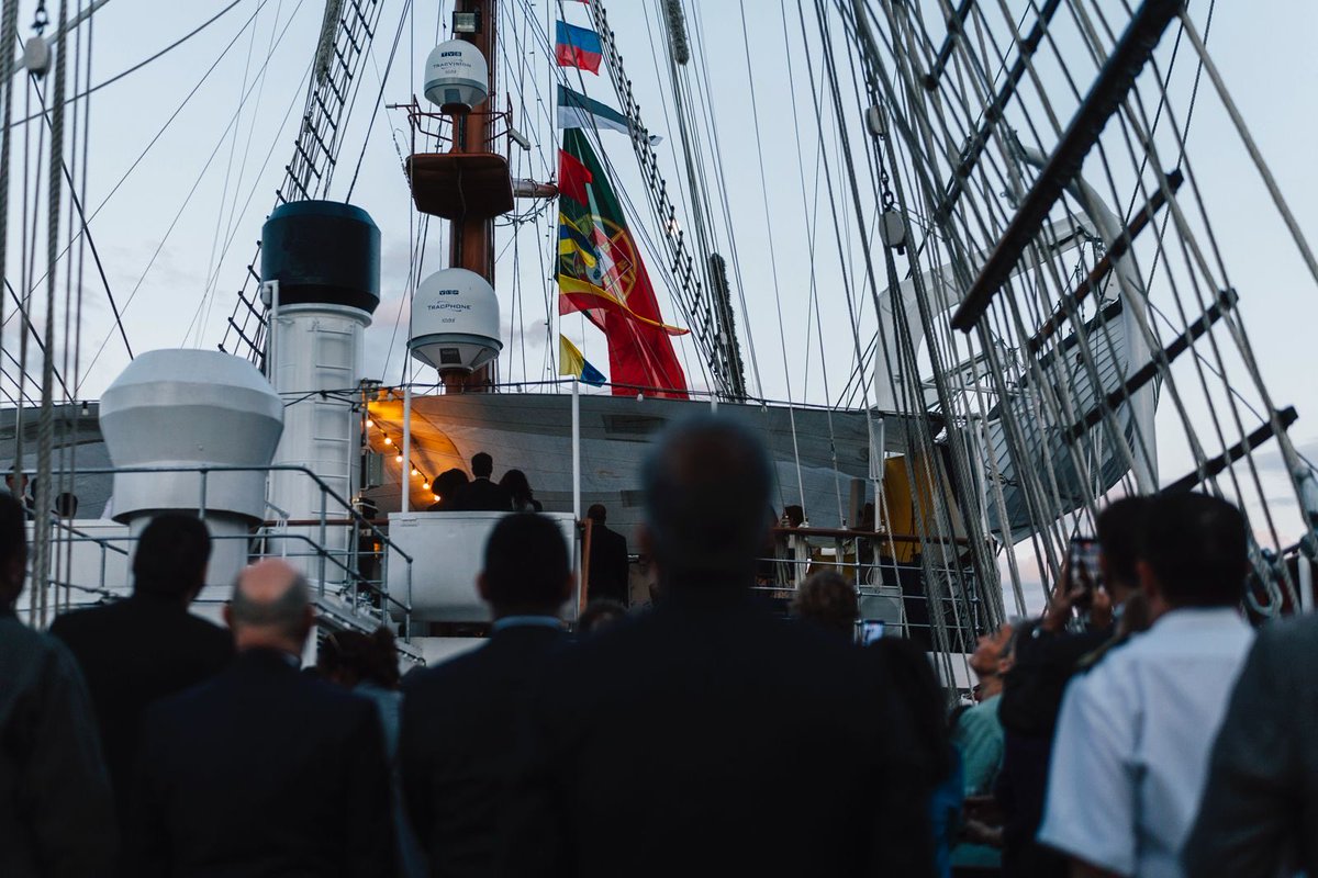 nestrangeiro_pt's tweet photo. O evento final da campanha de Portugal para o lugar de membro não-permanente do Conselho de Segurança no biénio 2027/28 teve lugar a bordo do NRP Sagres, da Marinha Portuguesa. 

Uma sessão aberta a todas as representações dos Estados membros da ONU, em que o fado e a gastronomia portuguesa tiveram lugar de destaque.