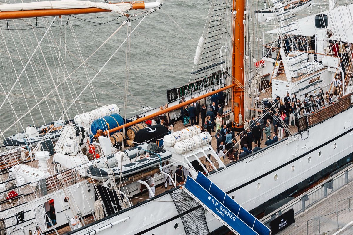 nestrangeiro_pt's tweet photo. O evento final da campanha de Portugal para o lugar de membro não-permanente do Conselho de Segurança no biénio 2027/28 teve lugar a bordo do NRP Sagres, da Marinha Portuguesa. 

Uma sessão aberta a todas as representações dos Estados membros da ONU, em que o fado e a gastronomia portuguesa tiveram lugar de destaque.