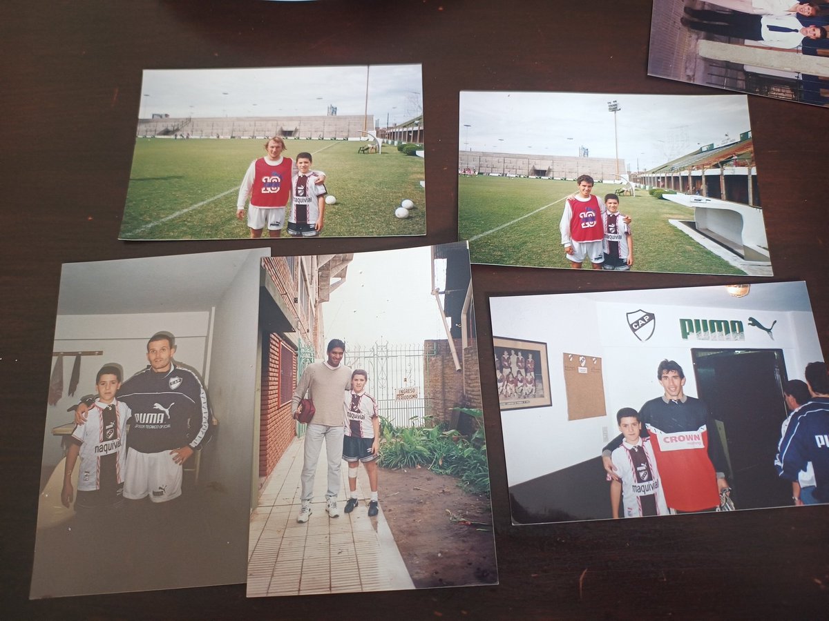 leadimare's tweet photo. Acabo de encontrar unos fotones!
Me acuerdo ese día me opere la rodilla y conocí al pelado moner en la farola de Rocha y me invitó al club para conocer a los jugadores. La maquivial de Puma como olvidarla. Pensar que ese Leandro pero el de hoy está viviendo la libertadores. https://t.co/KZ0ArhZRJn
