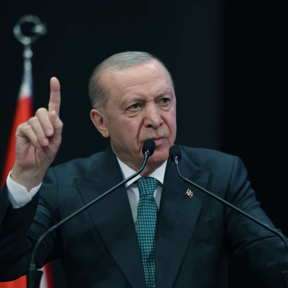 ibrahimkaragul's tweet photo. Burada; 
"Zulüm 1453'te başladı" diyenlere bir cevap var. 

 Cumhurbaşkanı Erdoğan: 

1- "İstanbul'un fethi, milletimizin mefkuresi, ülküsü, Kızılelma'sı uğruna neleri başarabileceğinin numunesidir.

2- Hala içlerine sindiremeyen hazımsızlar var. 573 yıllık öfkenin pençesinden bir türlü kurtulamayanlar var.

3- Her kim 'İstanbul'un statüsü değişsin' diyorsa bunlar Topkapı'da okunan Kur'an-ı, Ayasofya'da okunan ezanı içlerine sindiremeyenlerdir."

Bir kaç cümle de benden: 

1- Yunanıstan-İsrail askeri ortaklığının tek hedefi adalar değil, İstanbul'dur! 

2- Ekrem İmamoğlu - Özgür Özel üzerinden yürütülen siyasi planlama, "yeni nesil vesayet rejimi" planlamasıydı. 

3- Ve İsrail öncülüğünde yürütülen "Ege, Adalar İstanbul planı"nın Türkiye içindeki ayağını oluşturacaktı. 

4- Akıllı milletler tehdidin kapıya dayanmasını beklemez. 

5- İstanbul'a yönelik tehdidi anlamamız için bir "Musibet" mi yaşamamız lazım?

6- 573 yıllık hesaplaşmadan söz ediyoruz. Eğer İstanbul'u korumak istiyorsak Ege'de haritayı yeniden çizmek zorundayız. 

7- Onlar, İsrail'in gazına gelerek, İstanbul'u tehdit ediyorlarsa, biz de haritayı kapılarına kadar geri iteceğiz. 

8- "Milletimizin akıllı evlatları" bu yeni gerçeğin farkında olmalı.  Anadolu'daki siyasi genetik bunun cevabını içeride de dışarıda da vermeli. 

VERECEĞİZ DE?